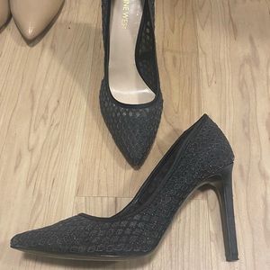 Nine West black shiny pumps